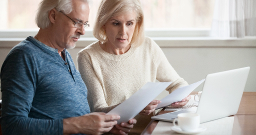 Par gennemgår papirer