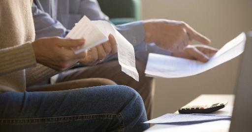 Gennemgang af økonomiske papirer